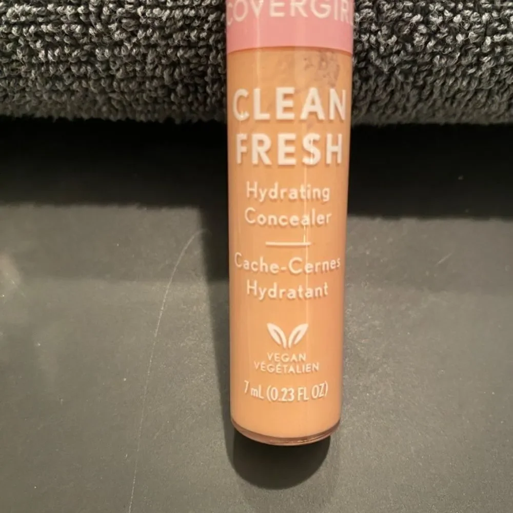 1049 Covergirl Clean Fresh  Hydrating Concealer  #340 Light Pale New